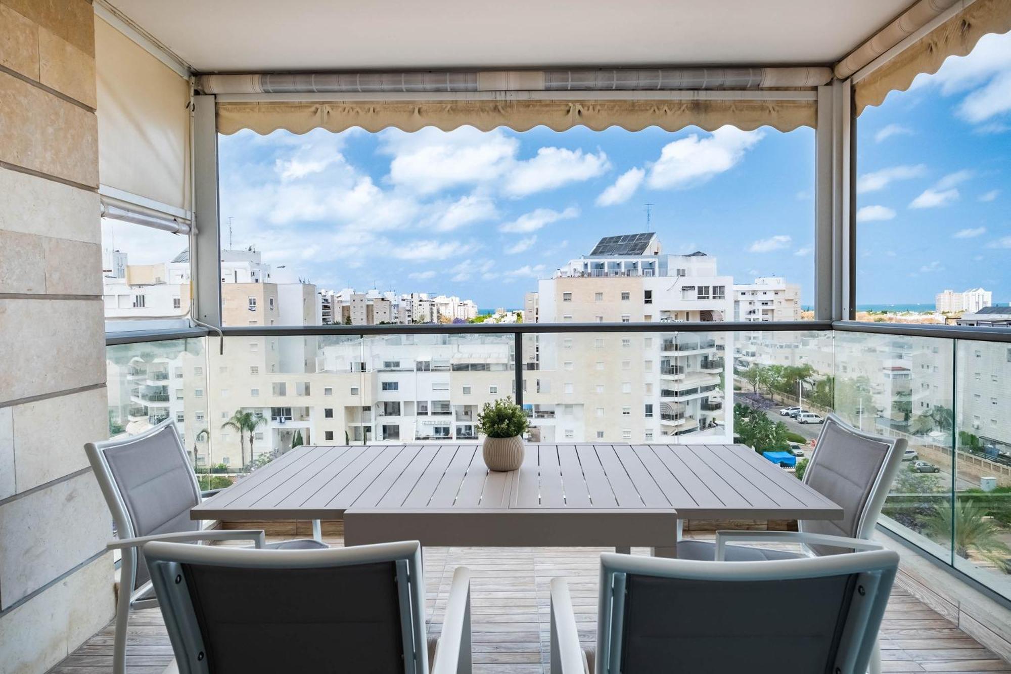Apartment Ocean View Oasis With Balcony For Families